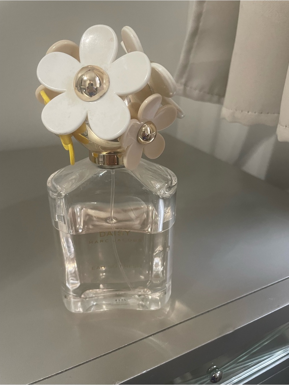 Marc Jacobs Daisy Floral-Top. Daisy perfume. Almost half full. - Picture 2 of 7